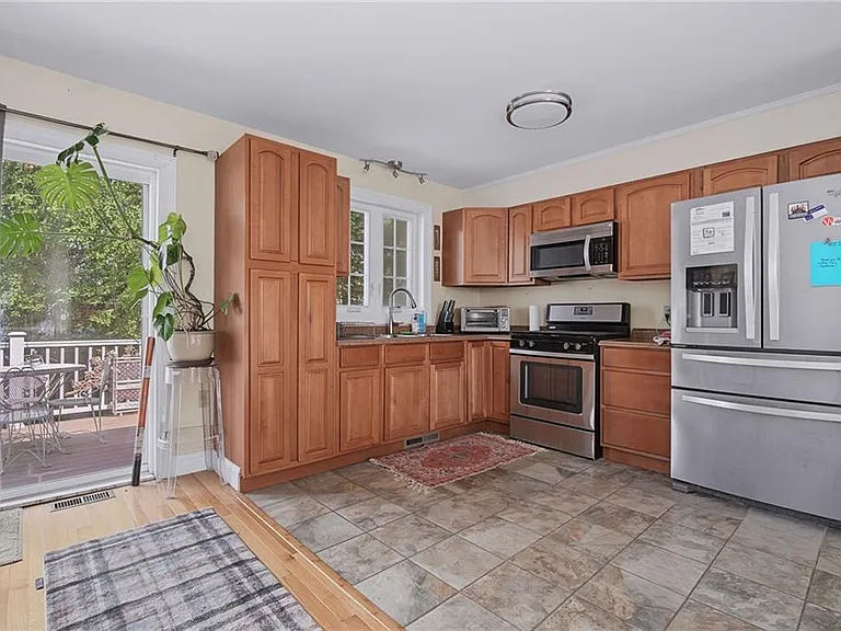 45 Oakwood Ave — Photo 5