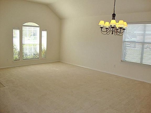 5th image of 825 Dawnlight Dr