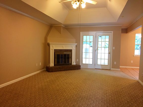 Cozy fireplace / volted ceilings