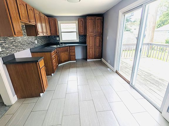 3rd image of 1151 E Decamp St