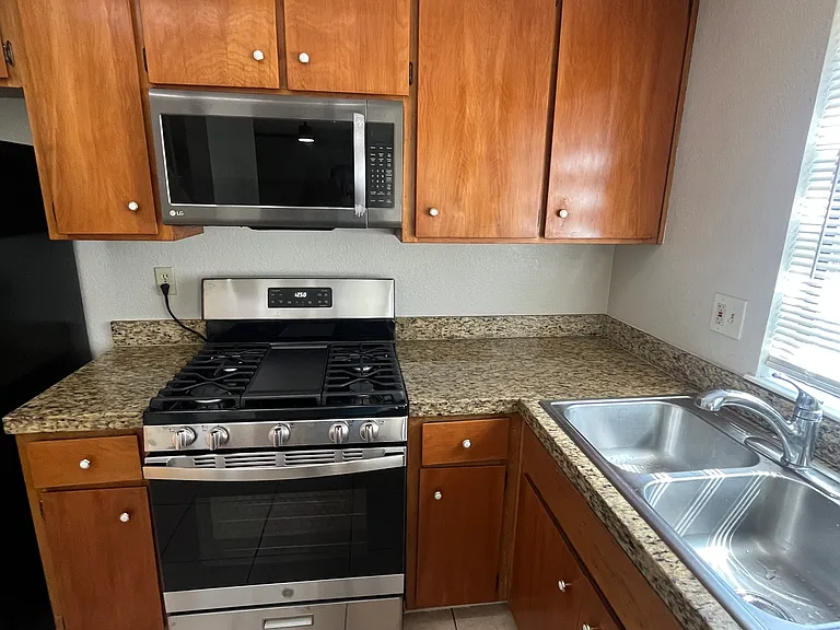 422 Ravenwood Ct — Photo 17