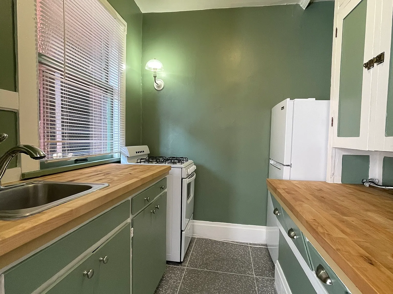 Studio, 399 sqft, $1,125 — Photo 2