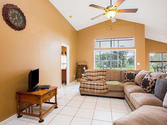 3rd image of 565 SW Dalton Cir