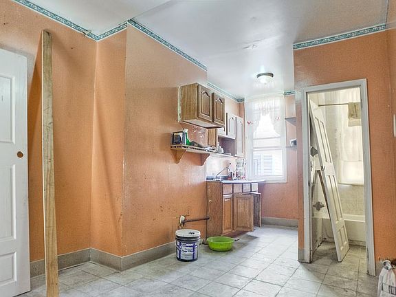 4th image of 240 Troutman St