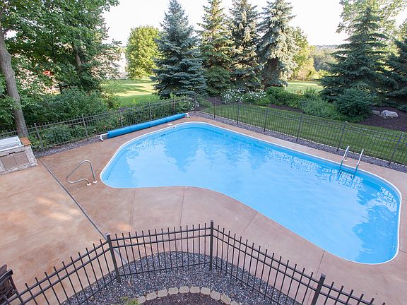 4th image of 1315 Schloemer Dr