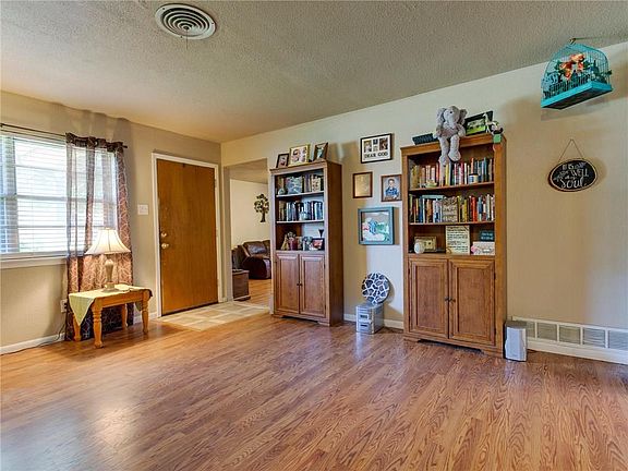 5th image of 848 Jerry Ln
