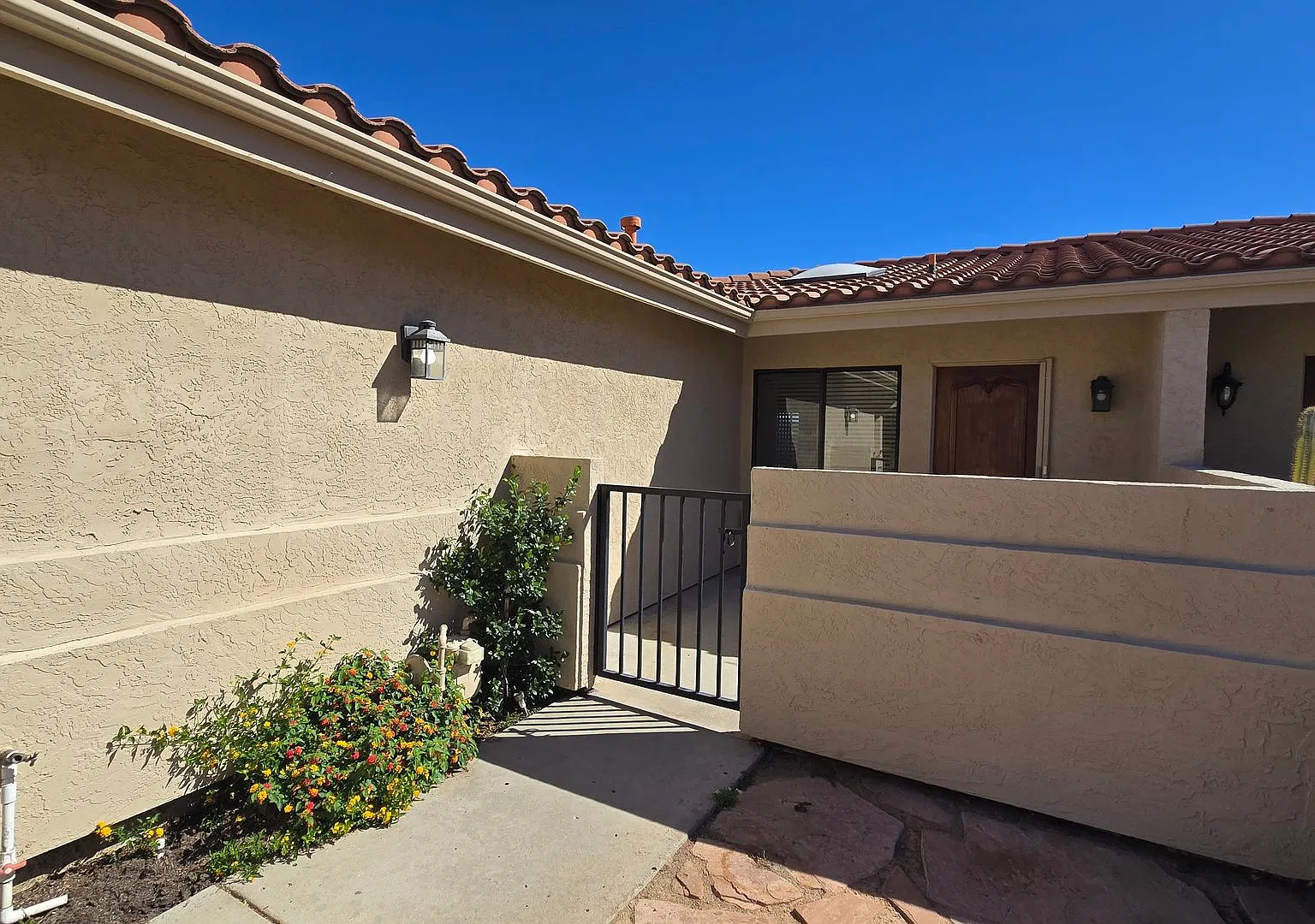 Light & Bright, 2BD/2.5BA in Private Gated Community w/ Country Views, 2 Car Garage, Fireplace, A/C — Photo 2