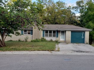 719 NW South Shore Dr, Lake Waukomis, MO 64151