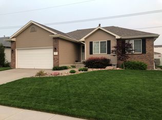 8801 Broken Spoke Dr, Lincoln, NE 68507