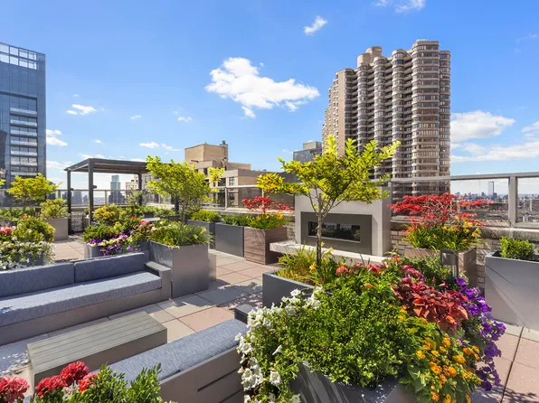 300 East 40th Street image 9 of 12