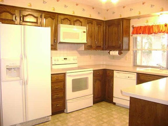 3rd image of 2925 Village Crest Cir