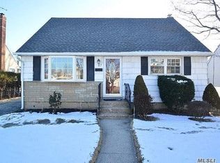 87 Cedar St, Hicksville, NY 11801