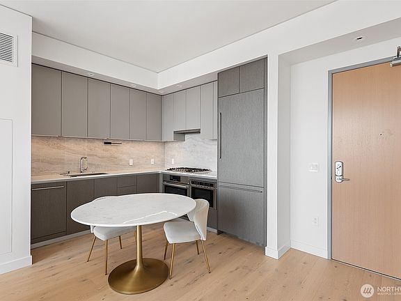 4th image of 2510 6th Avenue #2805