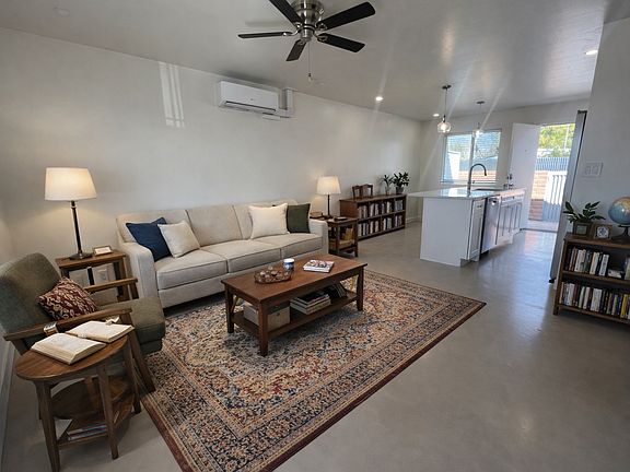 3rd image of 1423 N Venice Ave #11547318