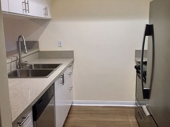5th image of 16050 Hart St APT 3