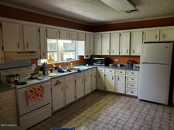 3rd image of 819 N Walter Dr
