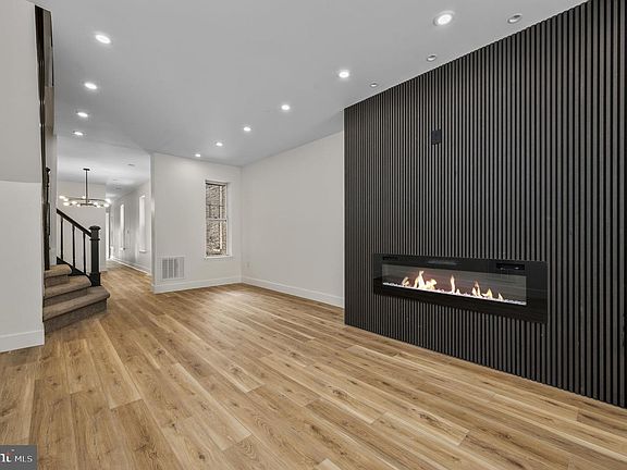 3rd image of 427 Chestnut St