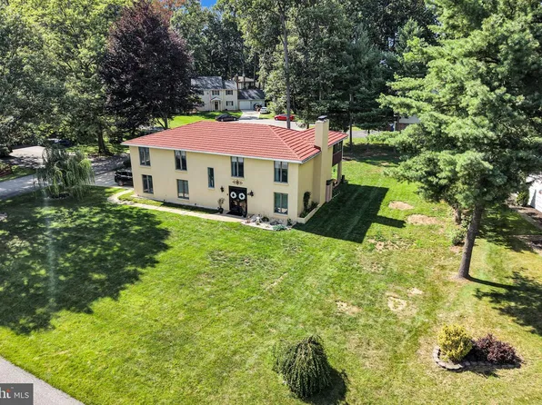 6075 Fairway Dr W, Fayetteville, PA 17222