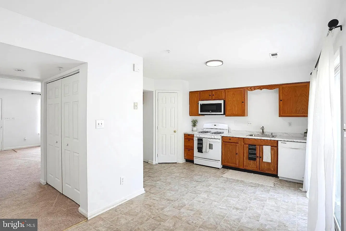 3 bed, 2.5 bath, 1320 sqft, $2,250 — Photo 3