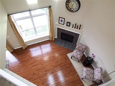 4th image of 358 Lunt Ave