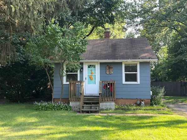 520 Sunset Rd, Benton Harbor, MI 49022