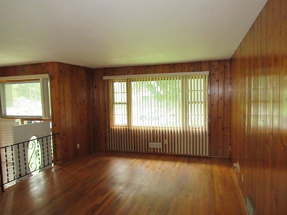 4th image of 3923 Seward Ave