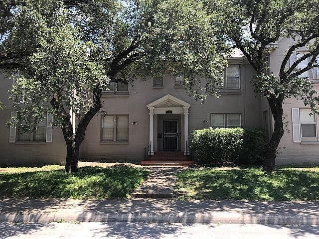 424 E Ashby - Great location 1 block off St. Mary's with a "home" feel apartment