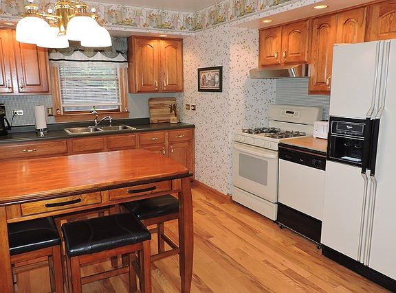 3rd image of 8901 Golfview Dr