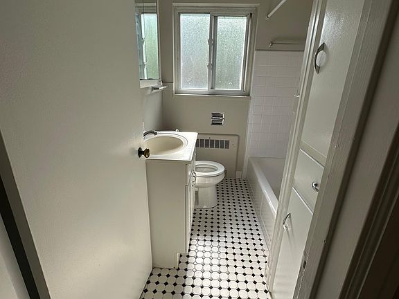 2nd image of 428 Lonsdale Ave #428