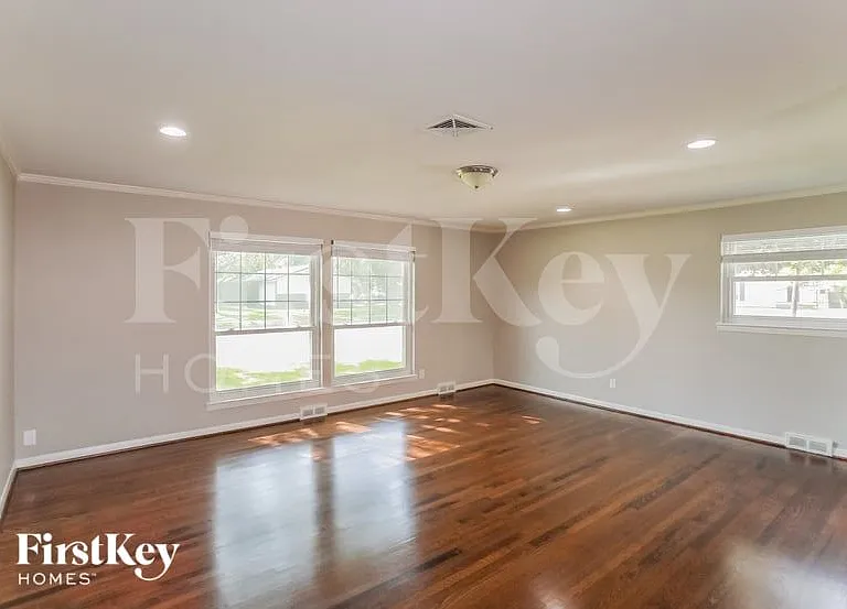 3439 Timberview Rd — Photo 2