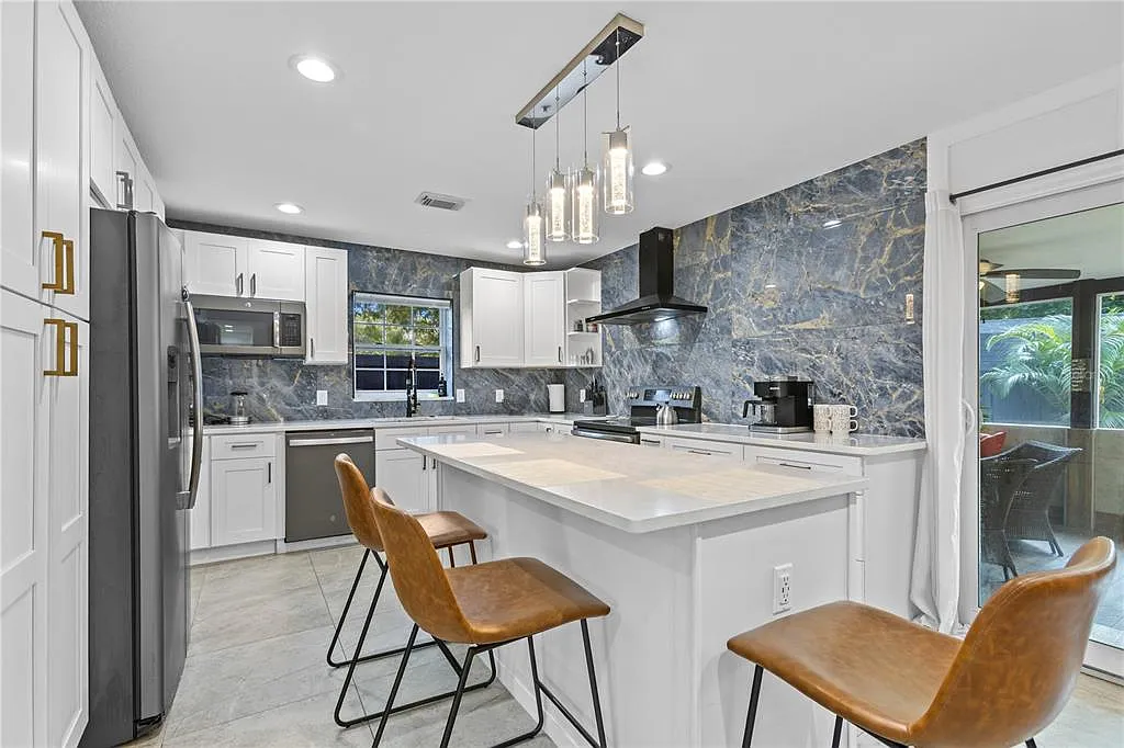 4 bed, 2.0 bath, 1553 sqft, $5,800 — Photo 2