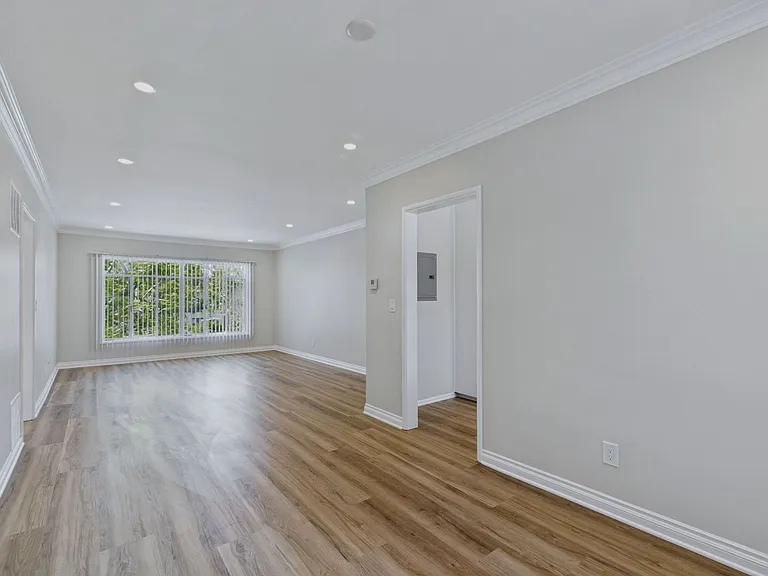 1900 Huntington Dr — Photo 4
