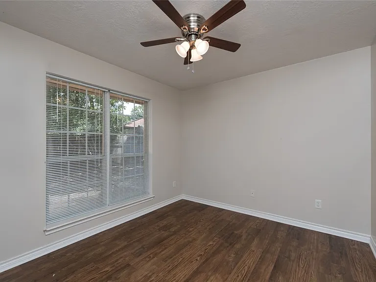 2402 Jaguar Ct — Photo 5