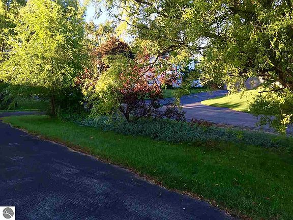 4th image of 726 Meadow Dr