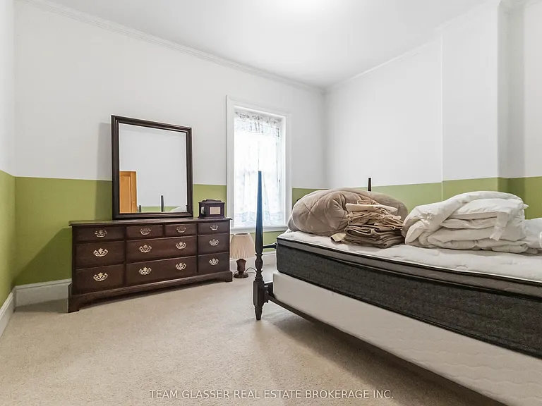 510 Dufferin Ave — Photo 23