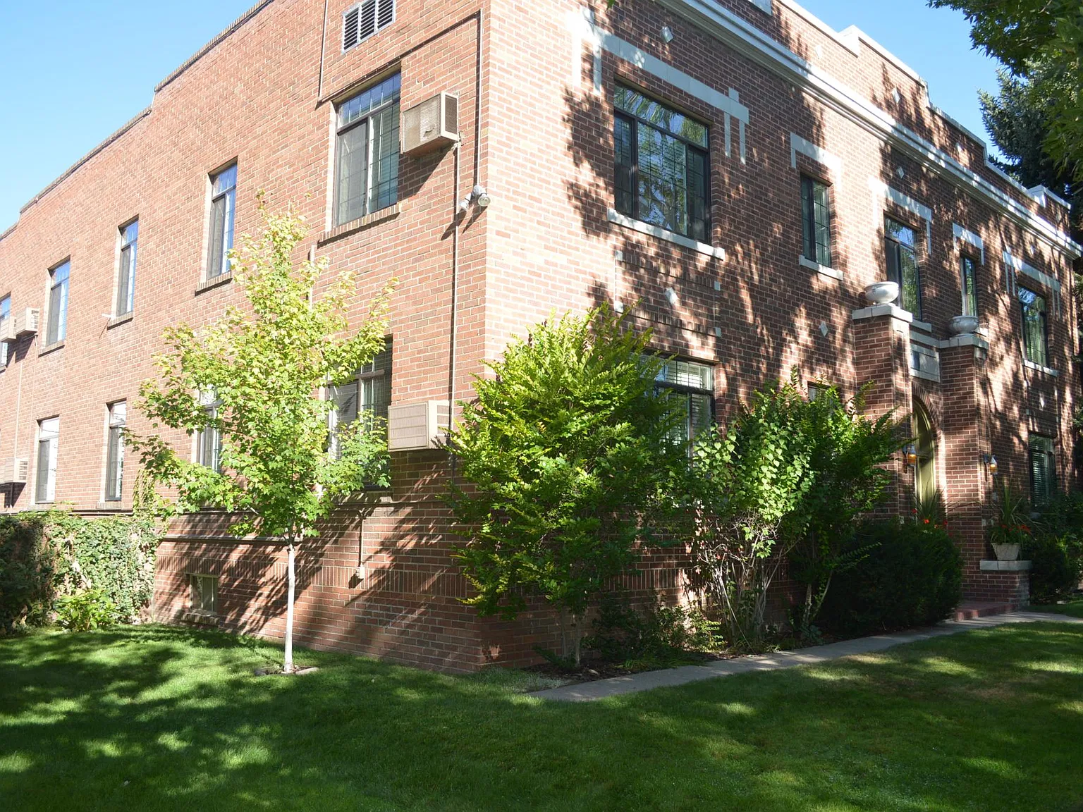 945 N Marion St — Photo 3