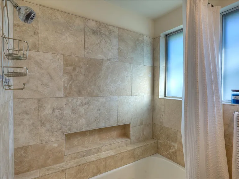 2400 Jarratt Ave #B — Photo 9