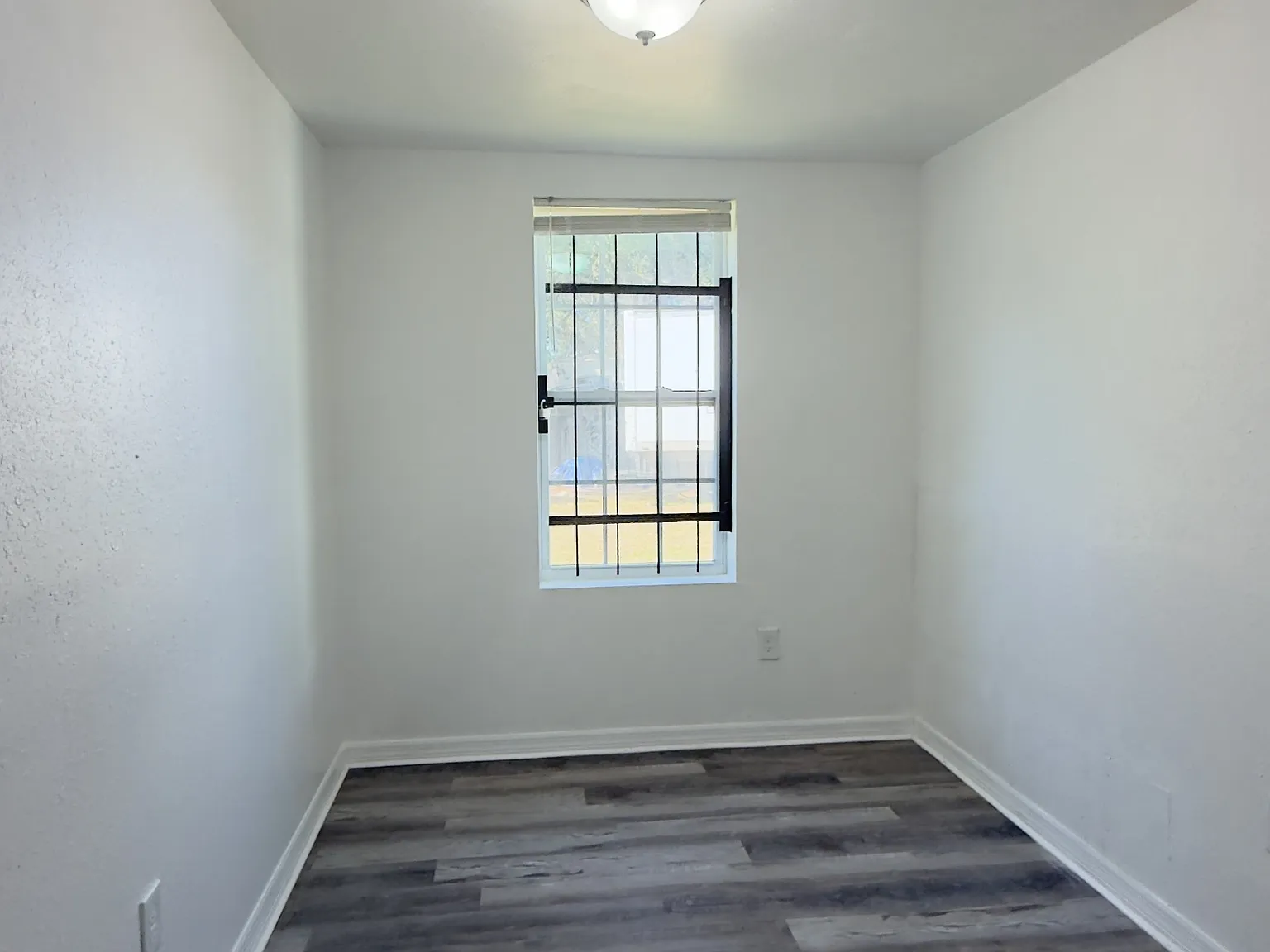 2185 Benedict Rd - 2187 — Photo 3