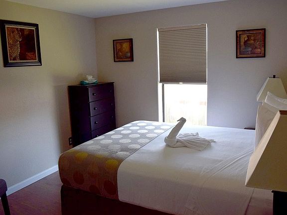Queen room