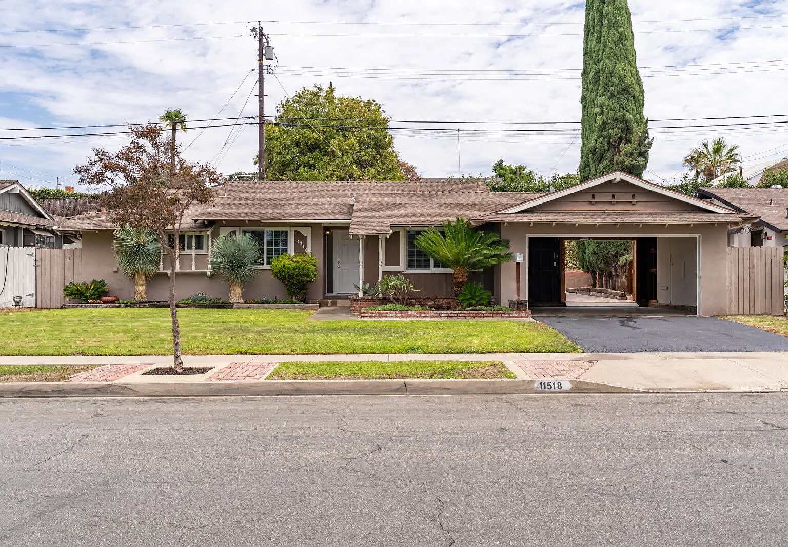 3 bed, 2.0 bath, 1273 sqft, $4,750 — Photo 3