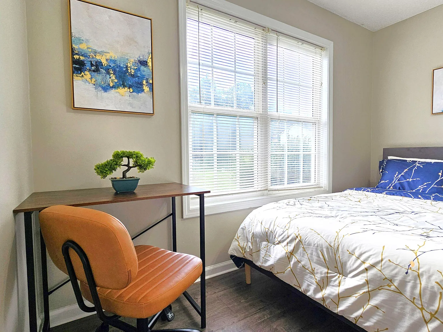 4 bed, 4.0 bath, 2565 sqft, $879 — Photo 2
