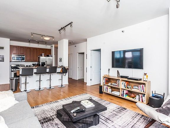 5th image of 757 N Orleans St APT 812