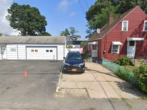 225 Oak Street, Copiague, NY 11726