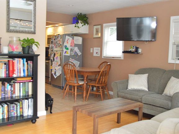 5th image of 105 Pinedale Ave