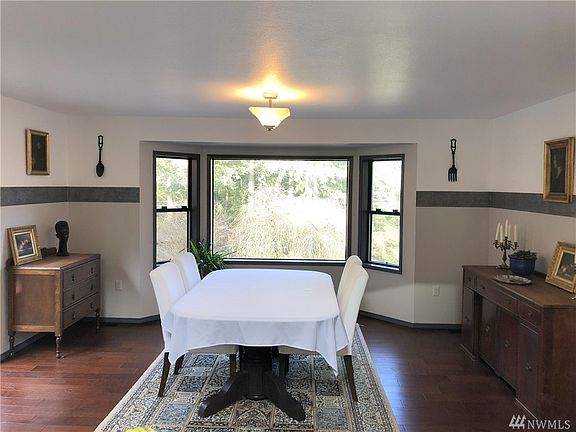 5th image of 4919 Foxtrail Dr NE