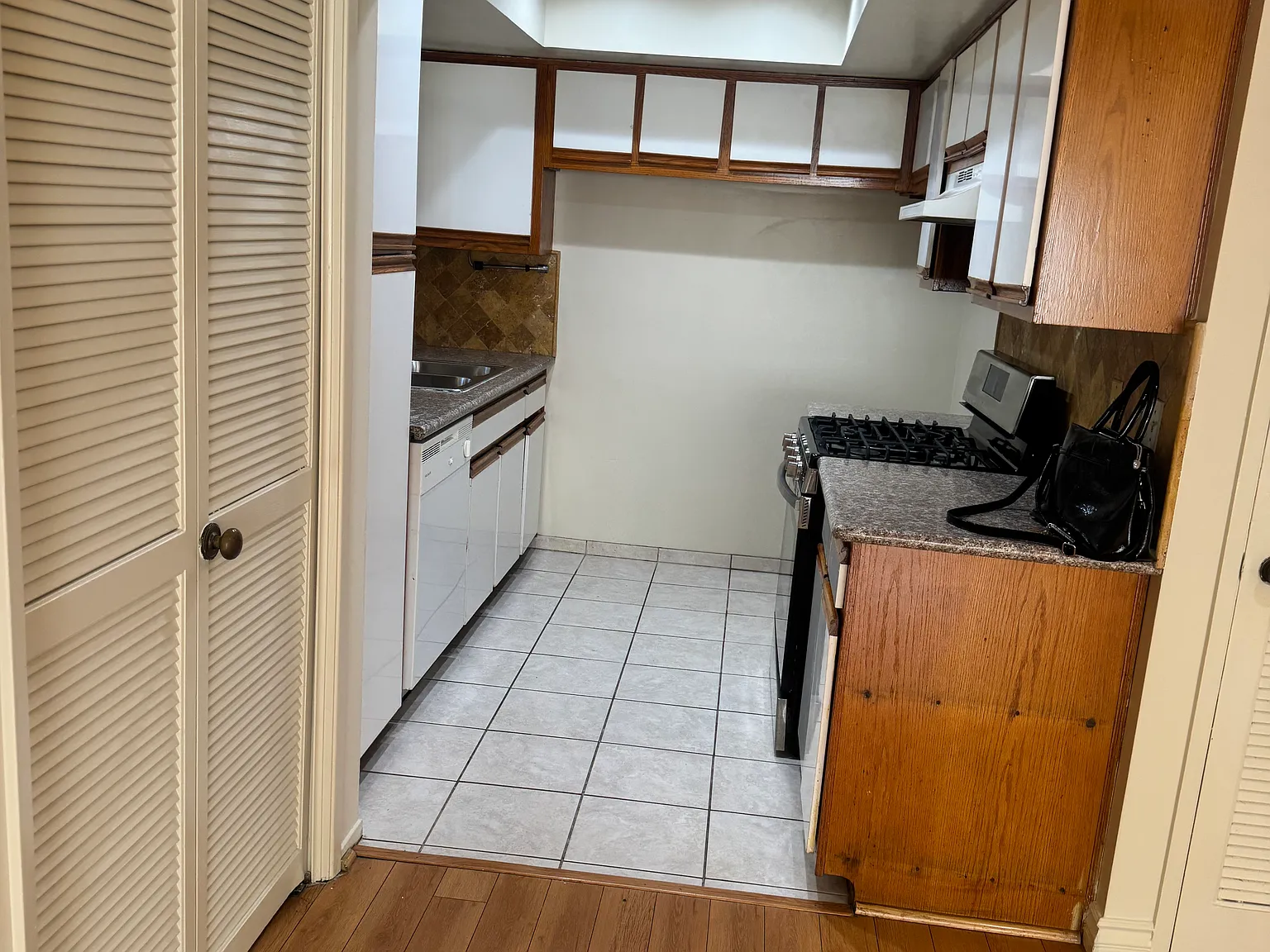 2 bed, 1000 sqft, $2,500 — Photo 3