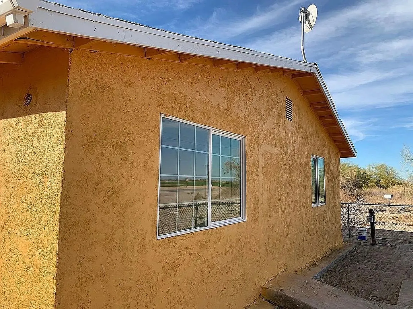 December Special Fully Renovated / Upgraded Appliances - 3 Bedroom/2 Bath Private House In Blythe — Photo 2