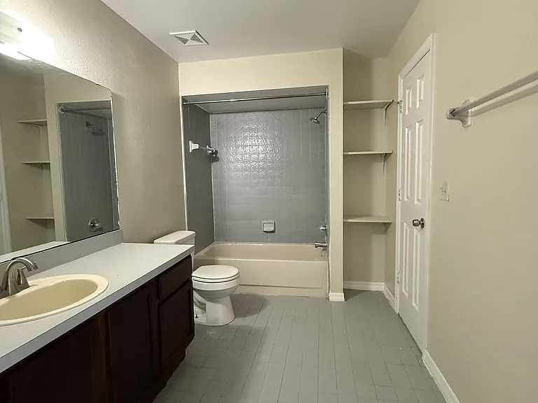 752 Lucaya Dr — Photo 2