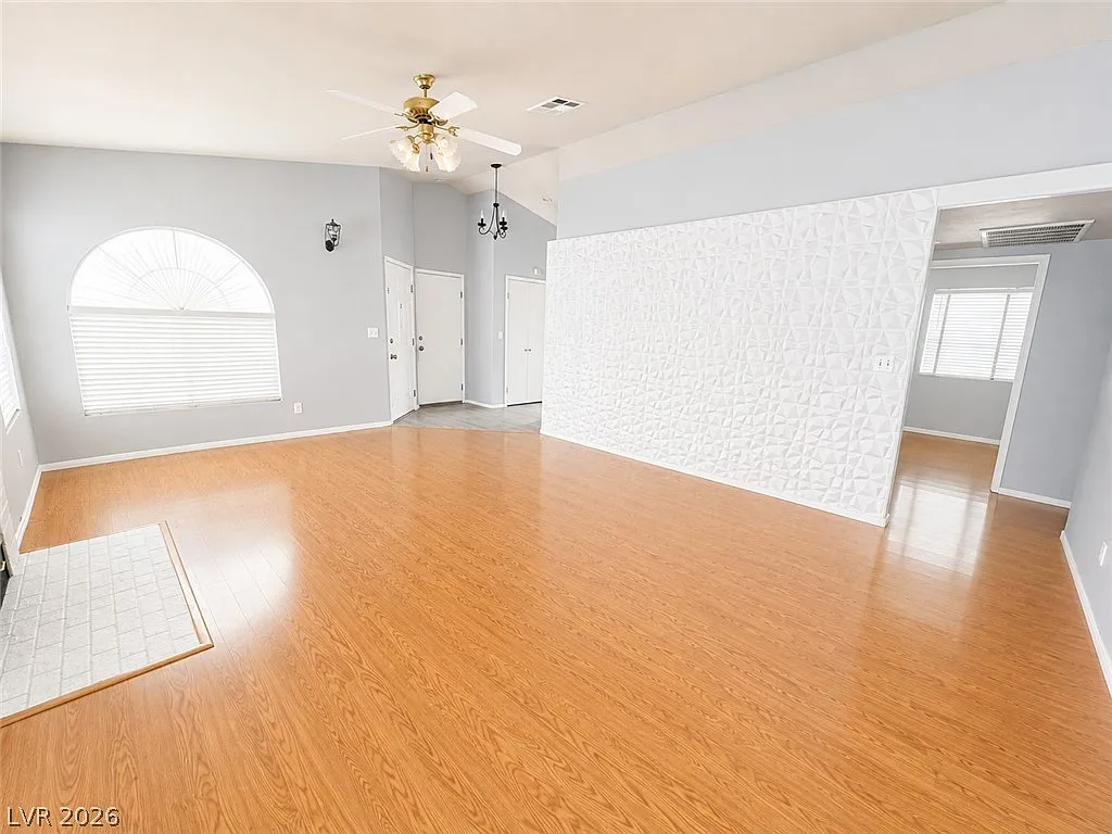 3 bed, 2.0 bath, 1289 sqft, $2,052 — Photo 3