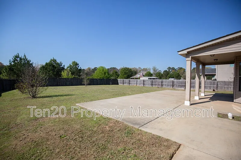 4 bed, 3.0 bath, 2668 sqft, $2,100 — Photo 3